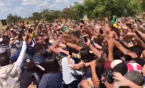 Uma multido fez a festa com o ex-presidente Jair Bolsonaro