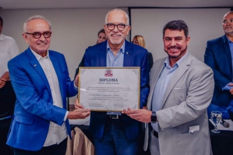 C�cero, o agraciado e o presidente da CMJP, Dinho Dowsley