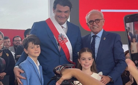 Leo recebeu a faixa de C�cero e se emocionou