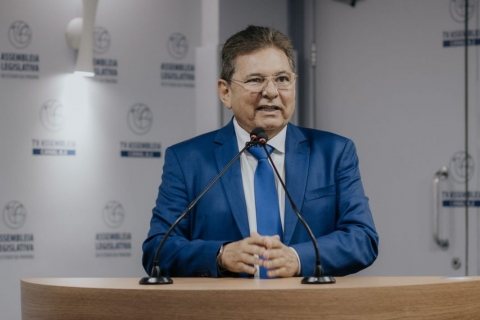 Adriano n�o se dobra �s press�es dos partidos