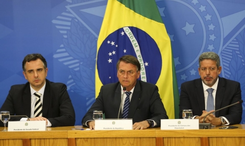 Bolsonaro ladeado por Pacheco e Lira