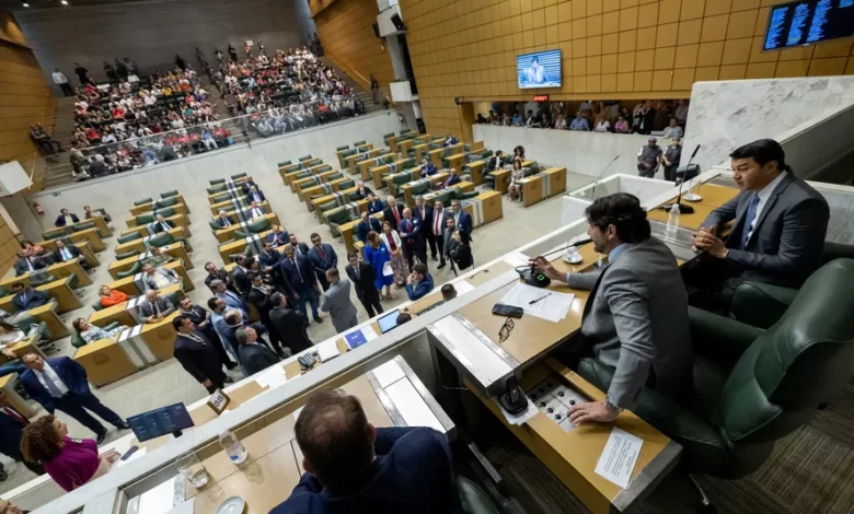 A esquerda tentou tumultuar a sess�o, mas nada adiantou