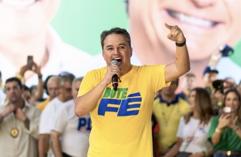 Efraim sobre nas pesquisas e garante presen�a no segundo turno