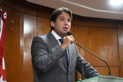 Milanez Neto: prometeram piscina, a popula��o encontrou um buraco