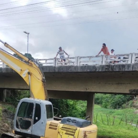 A retroescavadeira j� est� trabalhando na cidade 