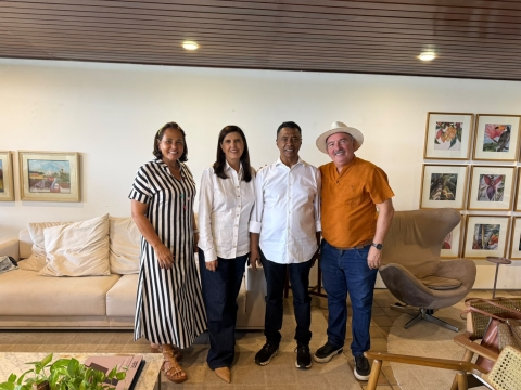 Ligia recebe os cumprimentos de Rob�rio e Sandra Burity