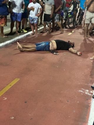 Os corpos ficaram estirados na cal�ada da praia de Cabo Branco