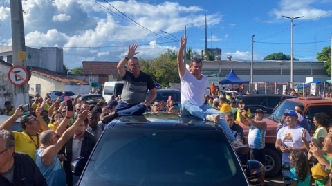 Walber e Bolsonaro desfilaram em carro aberto pelas ruas de Cabedelo