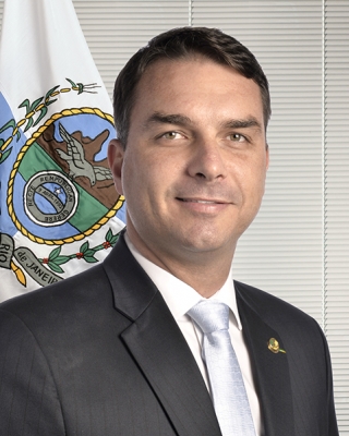 Fl�vio segue liderando pesquisa