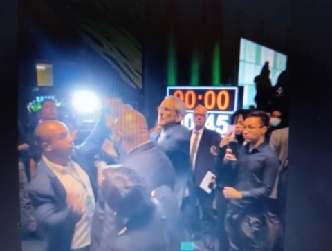 Um colega de Vera xinga o deputado ap�s arremessar seu celular