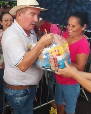 O prefeito Rob�rio Burity fez a��o social