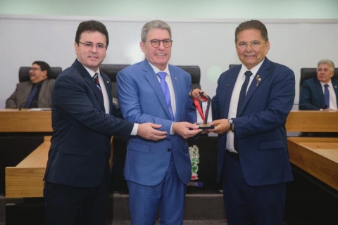 O homenageado com o presidente da ALPB