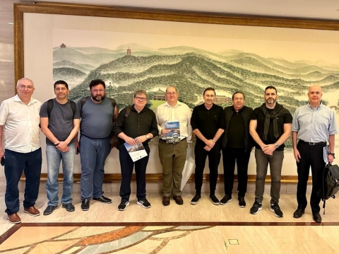 Joao Azevedo e auxiliares com representantes do consulado brasileiro 