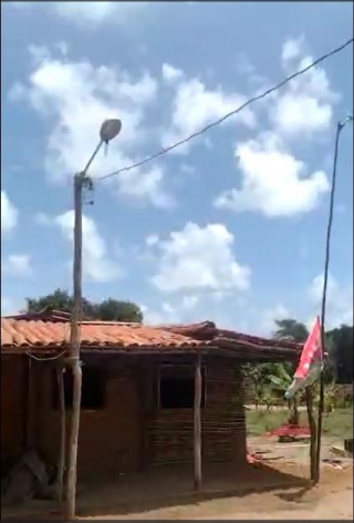 Gambiarra colocad na �rea de invas�o pelo funcion�rio da energisa Jos� William Dantas Pinheiro