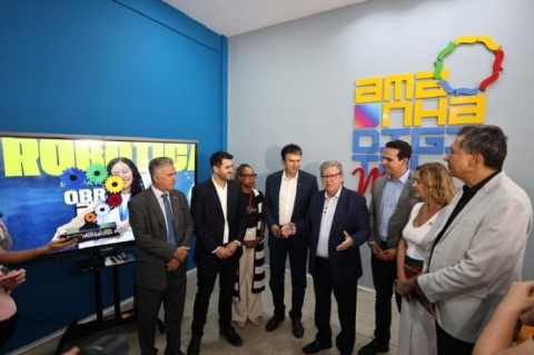 Jo�o e ministro entregaram sala digital em Bayeux