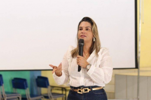 Karla Pimentel mostra trabalho em resposta �s agress�es
