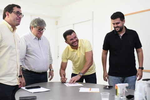 Jo�o Azevedo abonou filia��o de prefeito no PSB