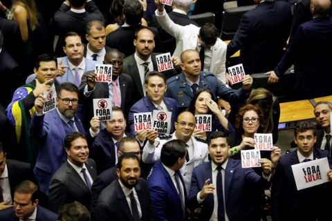 Quase 100 deputados assinaram o pedido de impeachment de Lula