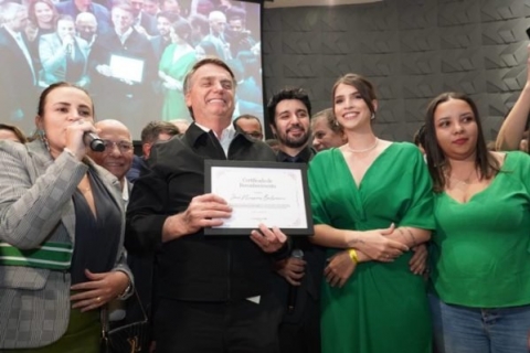 Bolsonaro tem recebido o carinho popular por onde passa