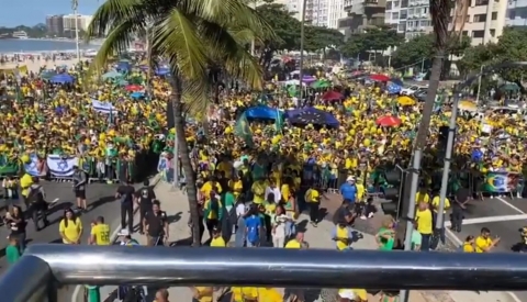 Copacabana foi abra�ar o ex-presidente Bolsonaro