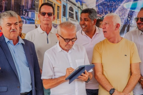 O prefeito esteve acompanhado de secret�rios e pol�ticos