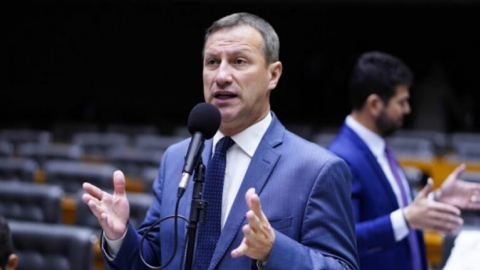 Deputado denuncia corrup��o passiva e concuss�o