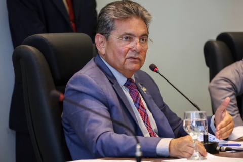Galdino aguarda parecer jur�dico para decidir disputa