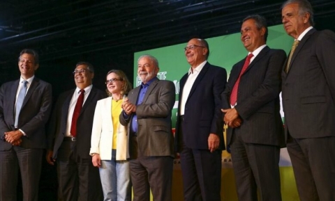 A farra segue a passos largos com o dinheiro p�blico