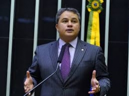 Senador Efraim Filho: posi��o corajosa