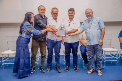 Gesto de C�cero beneficiar� 30 institui��es