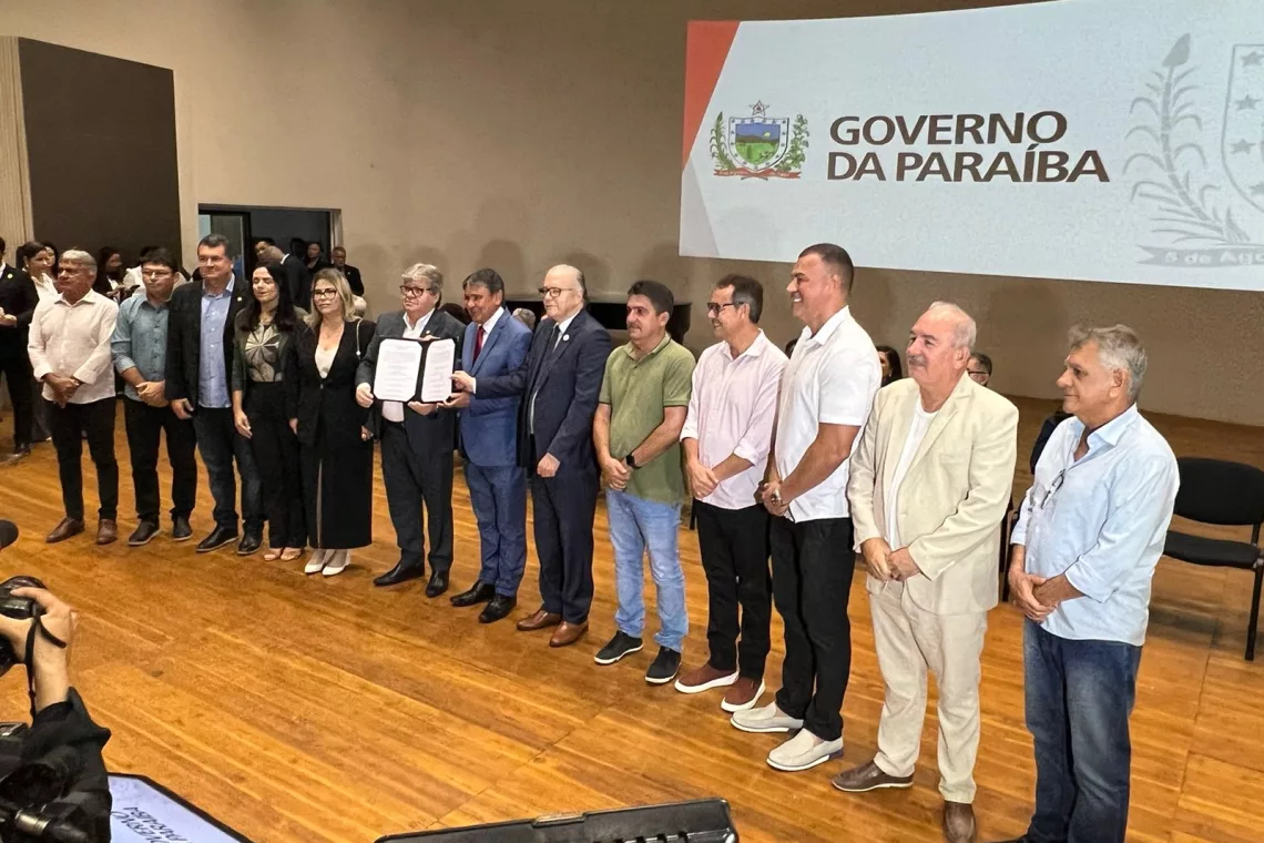 O governador ao lado do ministro e lideran�as politicas