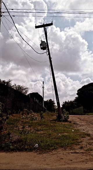 Poste amea�a cair e acidentar pessoas