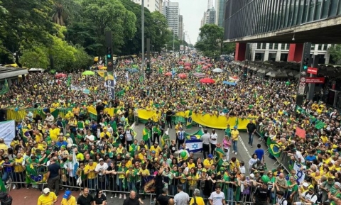 Uma multido lotou a Avenida Paulista no domingo