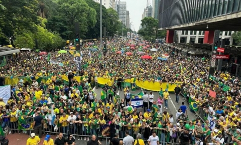 Uma multid�o lotou a Avenida Paulista no domingo