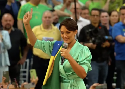 Michelle est� indignada com a��o policial