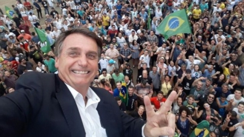 Bolsonaro aumenta popularidade nas ruas; 9 dedos segue recolhido