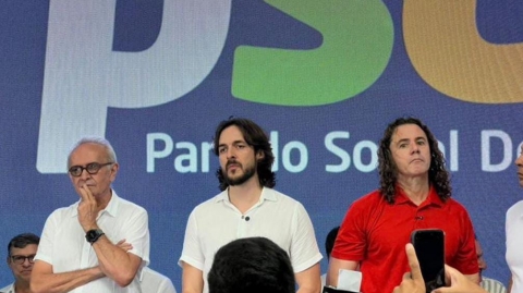 Apesar da desanima��o estampada, C�cero comemorou ades�o