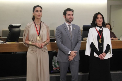 ALPB concede Medalha de M�rito Jur�dico �s advogadas Karina Vilar Maia e Ludmila Vilar Maia