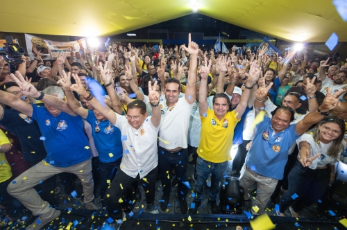 FOR�A E UNI�O: Lucas participa de inaugura��o de comit� de Adriano e Murilo e reafirma unidade