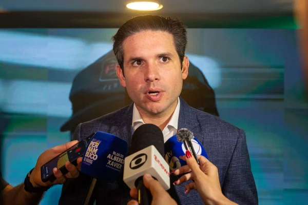 Hugo Motta fala do desespero de Veneziano, diz que ele chantageia prefeitos e prev� sua derrota