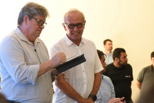 João Azevêdo acompanha Cícero Lucena em assinatura da ordem de serviço para pavimentação asfáltica do acesso à Orla Sul de João Pessoa